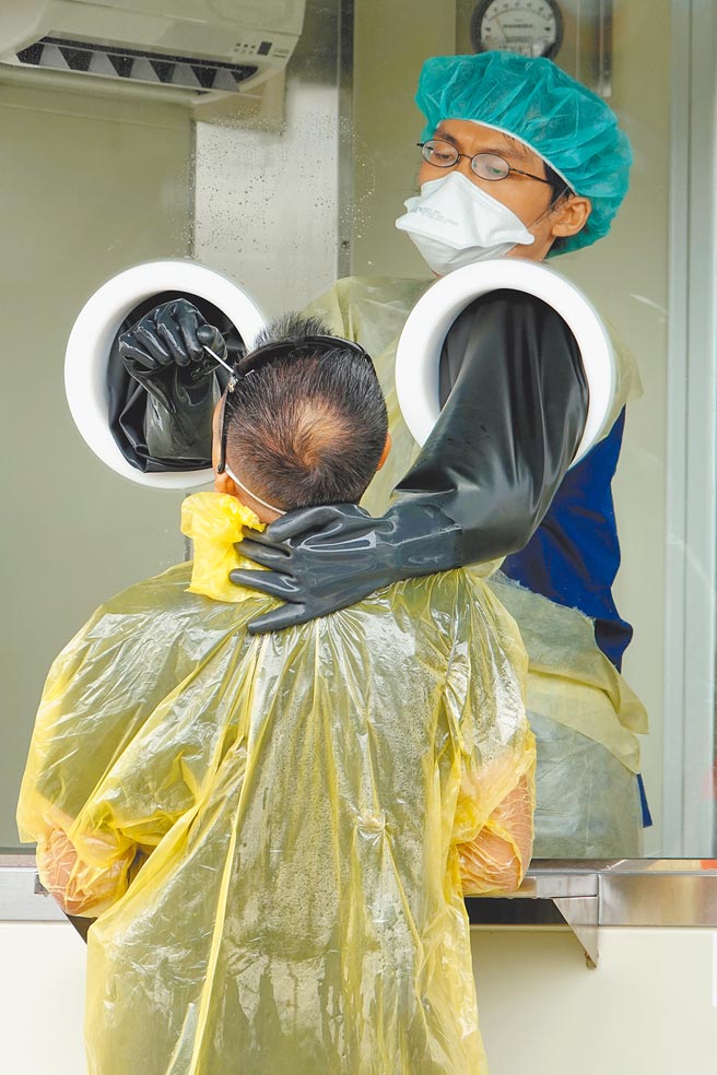 新冠肺炎疫情严峻，尤其以双北地区人数最多，连续14天本土确诊破百，双北皆进行防疫4级警戒兵推演练。位于新北市立联合医院三重院区的筛检站30日持续有民眾前来快筛，医护人员卖力採样。（黄世麒摄）