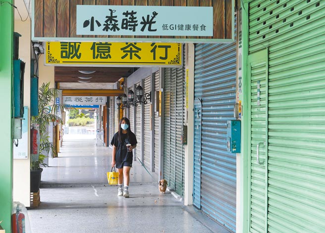 疫情持续升温，三级警戒至少实施到端午连假后，打乱各大企业的端午送礼计画，晶华、寒舍、万豪等饭店陆续接到企业退订大单。图为配合防疫三级警戒，不少商家自主暂停营业。（刘宗龙摄）