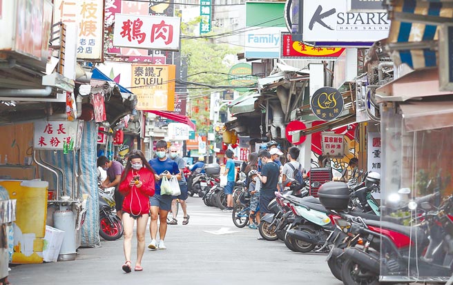 紓困4.0緊急上路，期望挽救低迷的就職市場，1111人力銀行媒體中心總經理何啟聖表示，台灣中小企業眾多，生意無法正常運作，紓困補助根本杯水車薪。圖為台北市公館商圈店家。（陳俊吉攝）