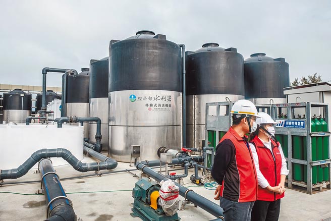 水利署在新竹南寮设置的海水淡化机组，地方质疑排放高盐度的卤水，破坏海洋生态将甚于三接。（罗浚滨摄）