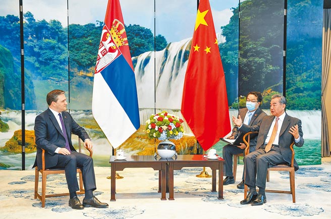 中国国务委员兼外长王毅29日在贵州贵阳市与塞尔维亚外交部长塞拉科维奇举行会谈。（新华社）