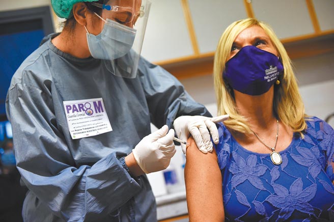 目前大陆已向80个有急需的开发中国家提供疫苗援助，向43个国家出口疫苗，并为开发中国家提供20亿美元援助。图为乌拉圭副总统接种中国科兴新冠疫苗。（新华社）