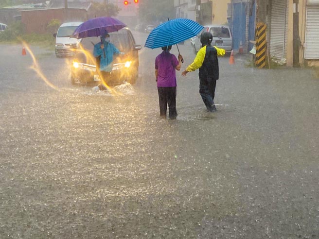 鹿港測站1小時的雨量達133.5毫米，大雨等於是用「倒」的狂灌，清晨鹿港公會堂前一度汪洋一片。（彰化縣政府提供／吳敏菁彰化傳真）
