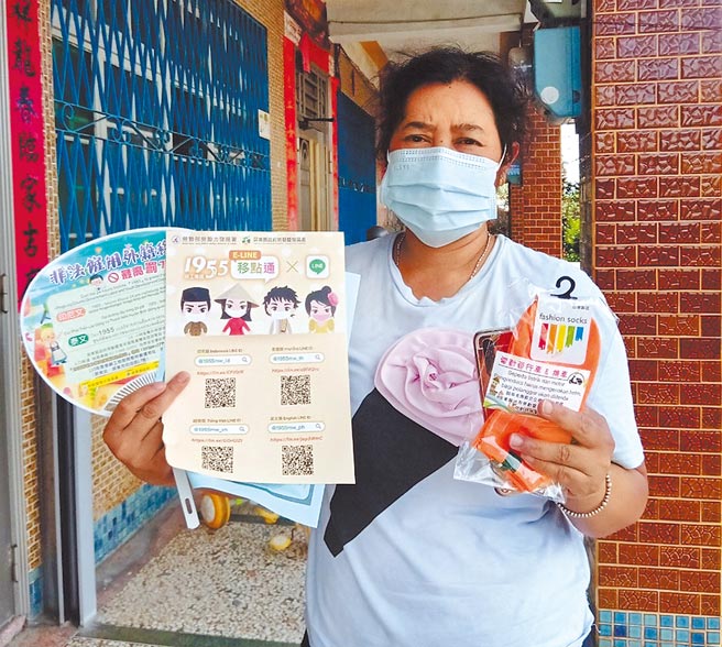 屏东县政府为让外籍移工更了解防疫措施，除了针对足迹图卡翻译成英语、越南语、印尼语外，也使用各国语言制作防疫宣传单。（谢佳潾摄）