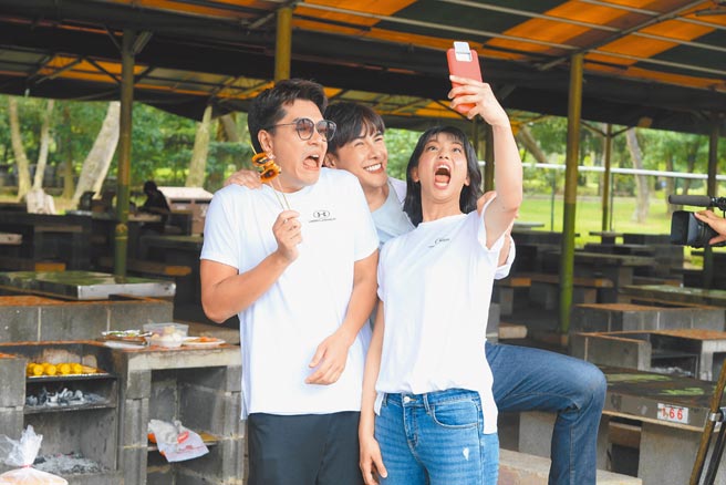 王傳一（左起）、謝佳見為了賴雅妍爭風吃醋。（三立提供）