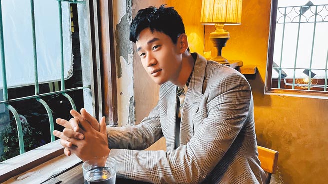 男星周興哲穿Berluti 2021夏季系列拍攝MV。（Berluti提供）