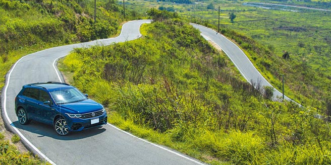 这次试驾VW Tiguan R选择传说中的「爱心公路」拍摄取景，其实利用Google Maps搜寻即可找到，这段弯曲的山路正好有个视角望去像是一颗爱心，同时还可远眺台湾海峡，相当浪漫。Tiguan R售价202.8万元。（陈大任摄）