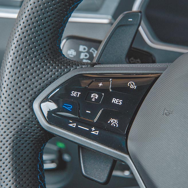 按下方向盘R按键即进入赛车模式。（陈大任摄）