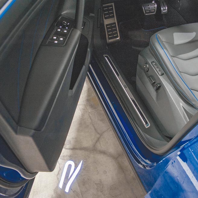 「R」发光踏板及「R」迎宾灯。（陈大任摄）