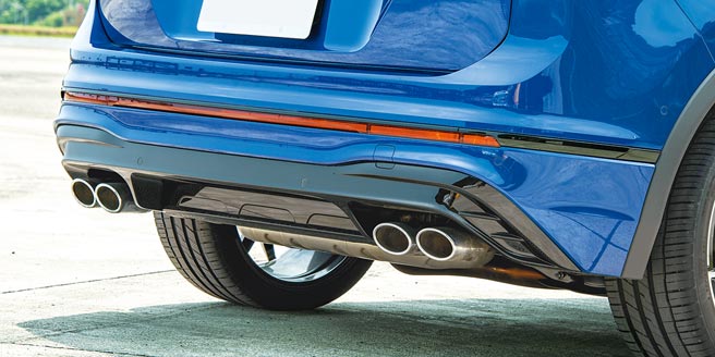 车尾贯穿红色反光条抢眼，下方左右双出排气尾管十足展现Tiguan R跑格。（陈大任摄）