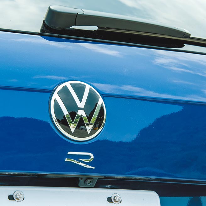 尾门以「R」取代Tiguan的车名。（陈大任摄）