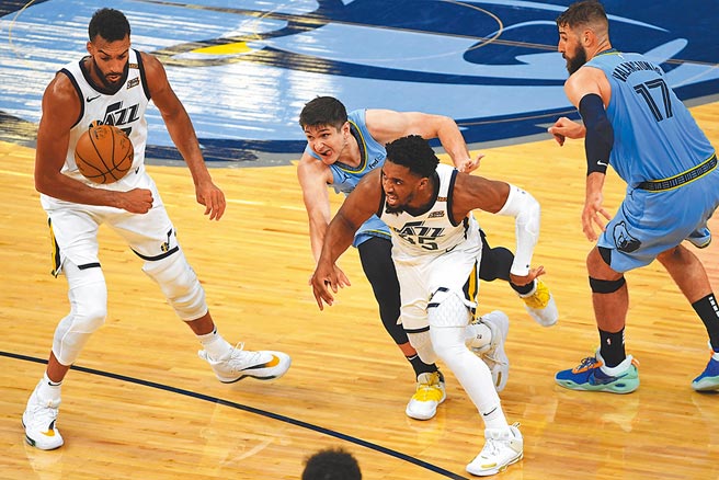 眼见出现掉球，爵士后卫米契尔（右一）跟灰熊后卫葛雷生艾伦（右二）激烈卡位争抢。（美联社）