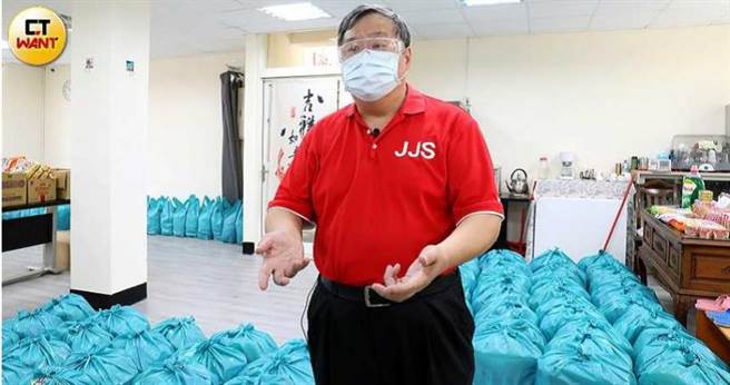 台北市中正區忠勤里里長方荷生，成立食物銀行長期照顧弱勢，里內長者對他讚不絕口，封他為「地表最強里長」。（圖／王永泰攝）