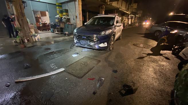 一名狂徒凌晨在台中街头抢走女子轿车后陷死巷，遭围捕却倒车撞坏警车突围逃逸。(民眾提供)