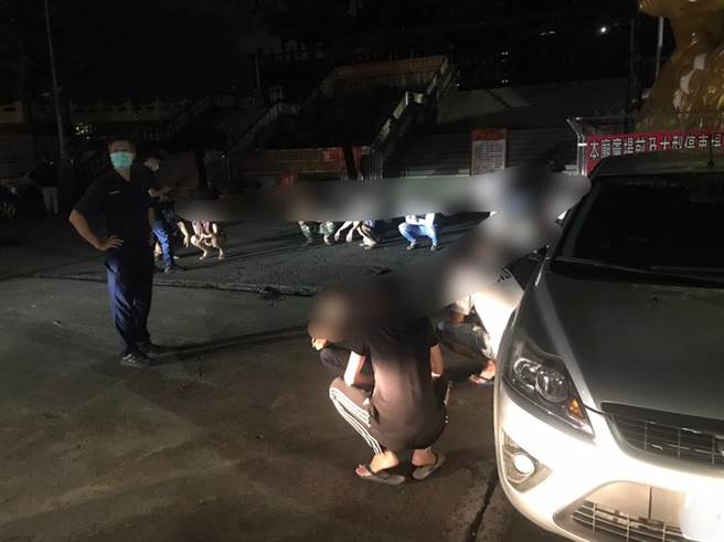 警方从开来的自小客车上，查获8支球棒及高尔夫球杆，事后将持有球棒的8人带回侦讯，另外现场所有人也因违反防疫规定，通通吃上一张罚单函送裁罚。(戴志扬翻摄)