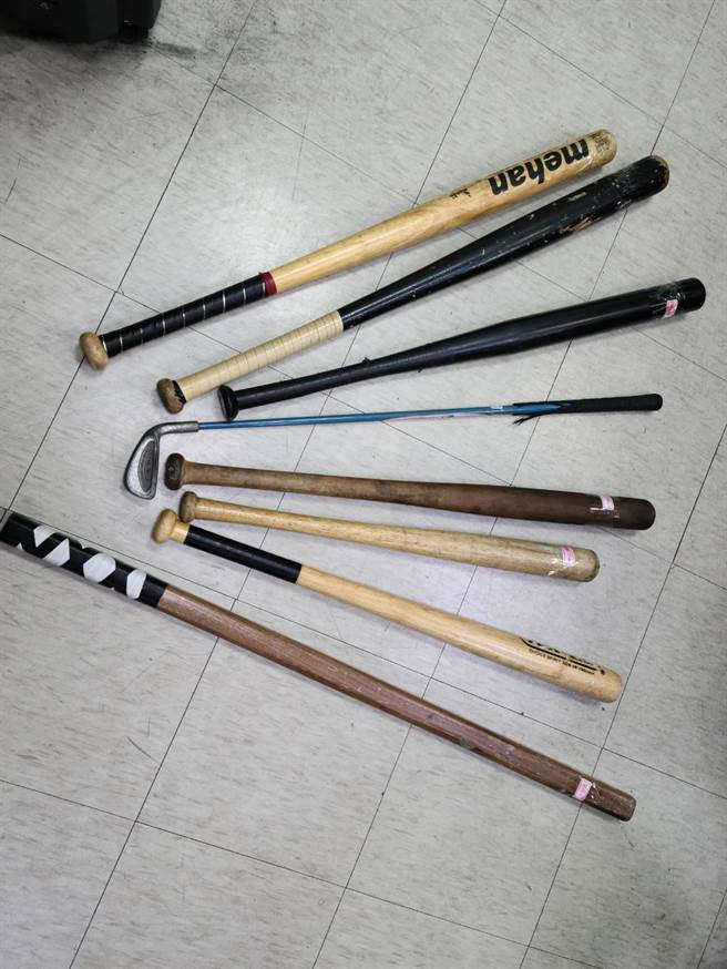 警方从开来的自小客车上，查获8支球棒及高尔夫球杆，事后将持有球棒的8人带回侦讯，另外现场所有人也因违反防疫规定，通通吃上一张罚单函送裁罚。(戴志扬翻摄)