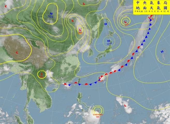 梅雨滯留鋒面今天仍在台灣徘徊，明天北移，周六凌晨又重返台灣，而呂宋島附近的颱風「彩雲」，預計周五會減弱成熱帶性低氣壓，無力破壞梅雨滯留鋒的結構。（翻攝自氣象局）