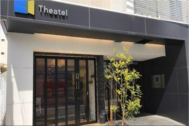 大阪通天阁旁改装新开幕的「Theatel大阪惠美须」打出「没有床的饭店」的宣传标语。（图/株式会社SQUEEZE、旅奇传媒提供）