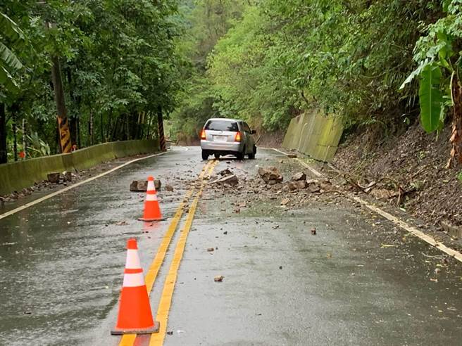 公路总局谷关工务段同仁昨日巡查道路期间，在台21线新社路段遭坍方落石击中。（谷关工务段提供／陈淑娥台中传真）