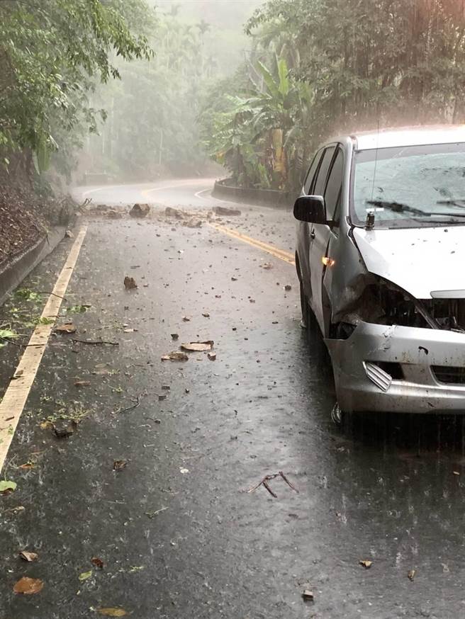 公路总局谷关工务段同仁昨日巡查道路期间，在台21线新社路段遭坍方落石击中。（谷关工务段提供／陈淑娥台中传真）