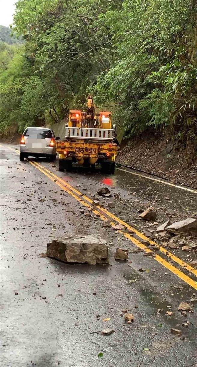 公路总局谷关工务段同仁昨日巡查道路期间，在台21线新社路段遭坍方落石击中。（谷关工务段提供／陈淑娥台中传真）
