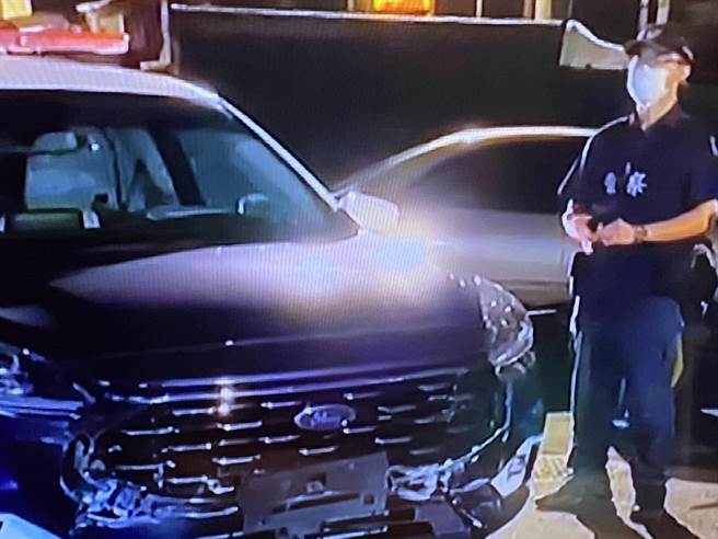 歹徒抢车后逃逸过程在东区一处巷内撞警车逃逸。（民眾提供）