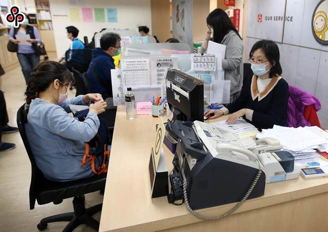 劳动部劳动力发展署宣布即日只要国内任一地区疫情警戒标准仍达第三级以上时，民眾即可透过劳动部「失业给付线上申办」系统、电子邮件、传真等方式申请失业给付及办理失业认定。（报系资料照）