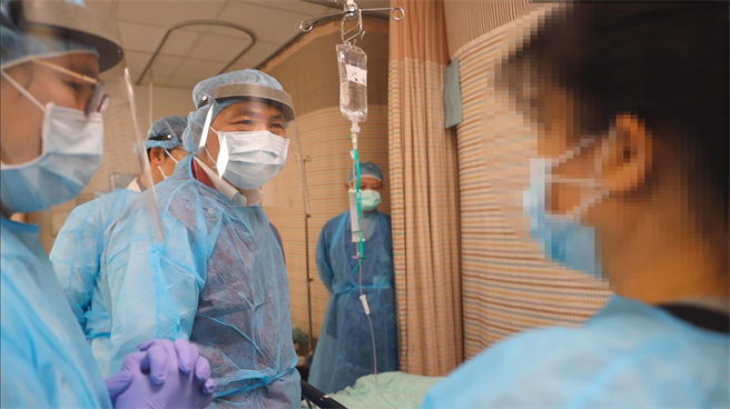 确诊男砍伤护理师 卫生局：全力照顾受伤医护。（新北市政府提供／叶德正新北传真）