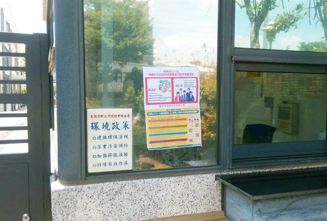 警方特指派辖区员警，针对辖内移工易聚集之场所、商店及仲介业者加强防疫宣导，提醒移工防疫不能松懈。(警方提供／陈世宗台中传真）