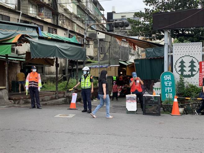 傳統市場成為確診足跡最密集的區域，新北市板橋、樹林、土城等8區部分市場紛紛啟動管制，管制採買汽、機車進入，若違反人流管制措施，將依「傳染病防治法」處6萬至30萬元以下罰鍰。（警方提供）