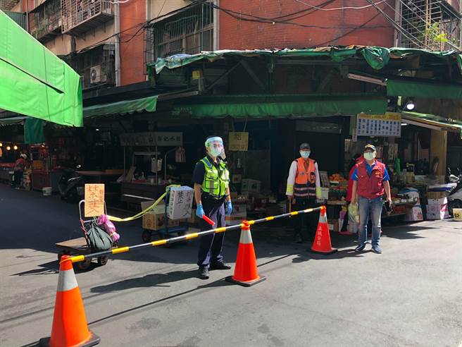 傳統市場成為確診足跡最密集的區域，新北市板橋、樹林、土城等8區部分市場紛紛啟動管制，管制採買汽、機車進入，若違反人流管制措施，將依「傳染病防治法」處6萬至30萬元以下罰鍰。（警方提供）