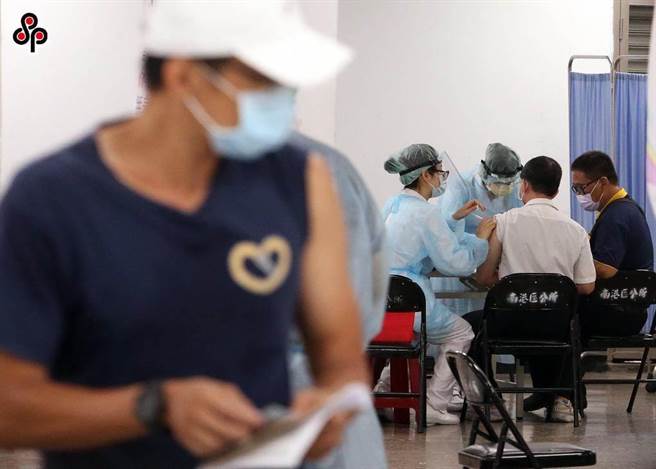 政府对外疫苗採购到货不足，近日陆续有企业、团体出手协助洽购，但遭指挥中心以「必须由政府和原厂签约」碰软钉子。（报系资料照）