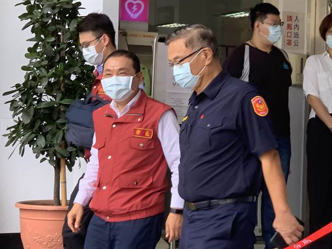 新北市長侯友宜今視察基層警、消施打疫苗狀況。（王揚傑攝）