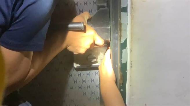 台東1名丁姓女子與其男友吵架後，男友負氣甩門離開，未料竟將丁女的手指卡在鐵門中動彈不得。（蔡旻妤攝）