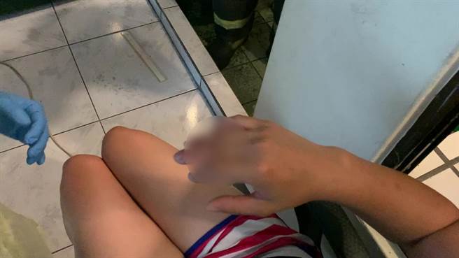 台東1名丁姓女子與其男友吵架後，男友負氣甩門離開，未料竟將丁女的手指卡在鐵門中動彈不得。（蔡旻妤攝）