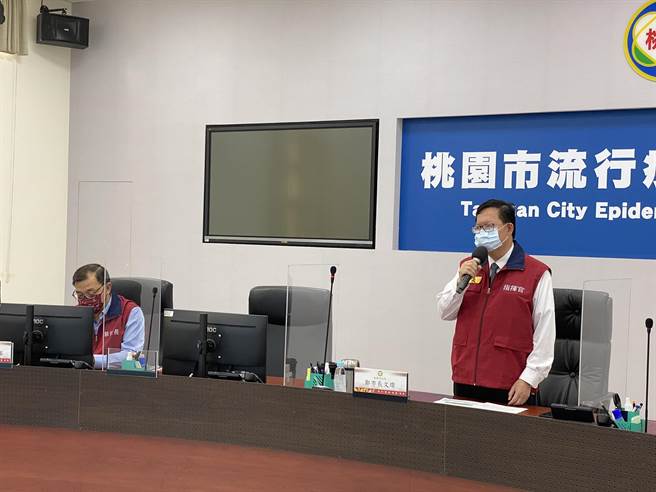 桃园市长郑文灿（右）主持防疫会议。（桃园市新闻处提供／赖佑维桃园传真）