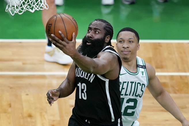 哈登(左)、杜兰特与厄文组成的篮网三巨头，昨淘汰塞尔提克晋级，夺冠赔率也稳居第一。（美联社资料照）