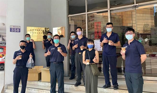 咖啡業者發起「活力咖啡」認購活動，以半價來提供精品咖啡，代送給第一線的單位。豐邑機構率先響應支持，認購500杯精品咖啡，慰勞第一線辛苦的抗疫英雄，也拋磚引玉邀請更多人分送溫暖。（82mm Cafe提供／馮惠宜台中傳真）