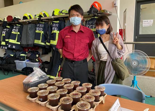 咖啡業者發起「活力咖啡」認購活動，以半價來提供精品咖啡，代送給第一線的單位。豐邑機構率先響應支持，認購500杯精品咖啡，慰勞第一線辛苦的抗疫英雄，也拋磚引玉邀請更多人分送溫暖。（82mm Cafe提供／馮惠宜台中傳真）