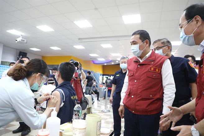 新北市长侯友宜今视察基层警、消施打疫苗状况。（新北市政府提供）