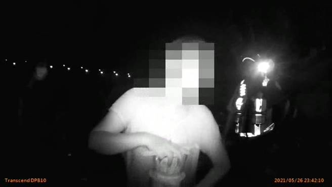 警方採買乾糧讓鍾姓母子裹腹，並贈送10個口罩，呼籲隨時做好個人防疫工作。（清水警分局提供／陳淑娥台中傳真）