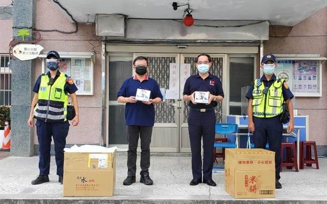 台东民防中队长林金桦，致赠1批防疫面罩给员警。（民眾提供）