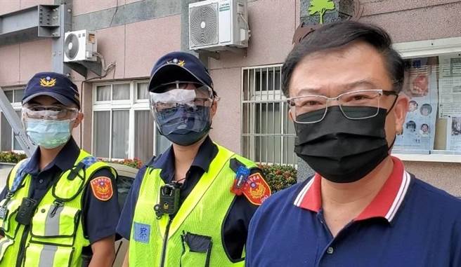 台东民防中队长林金桦，致赠1批防疫面罩给员警。（民眾提供）