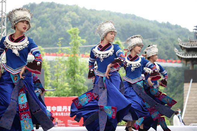 苗族少女在貴州一非遺歌舞展演活動上表演苗族踩鼓舞。（新華社資料照片）