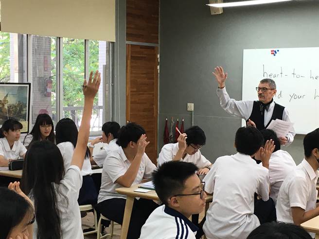 台中二中leon老师进行「学术英文」课程。（教育局提供／陈淑娥台中传真）