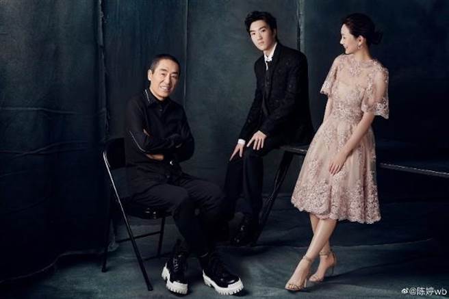 陈婷（右）晒出与张艺谋（左）、大儿子张壹男合照。（取材自陈婷微博）