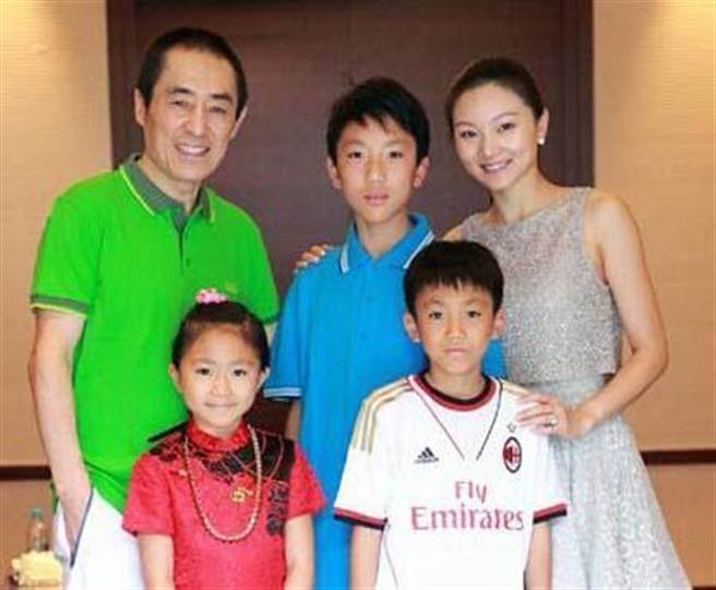 张艺谋全家福合照。（取材自陈婷微博）