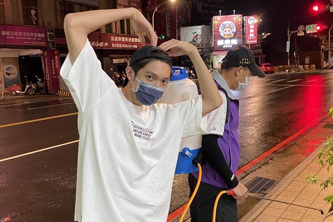 林辉瑝担任里长的爸爸到处在里内消毒。（凯渥提供）