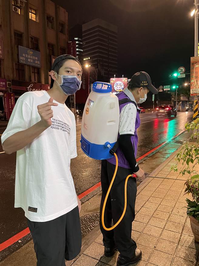 林辉瑝心疼已有年纪的里长爸爸到处喷洒消毒。（凯渥提供）