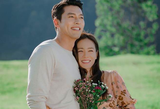 玄彬、孫藝真認愛後，時常高調放閃。(圖/翻攝自《愛的迫降》劇照)